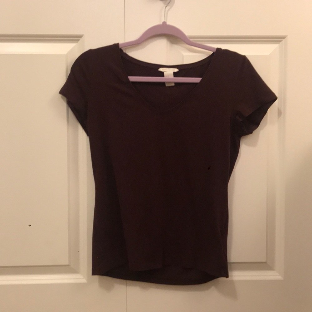 maroon t-shirt